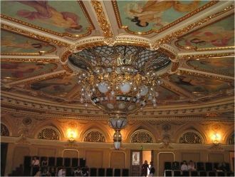 Люстра в зрительном зале