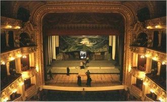 Многоярусный зрительный зал вмещает 1800