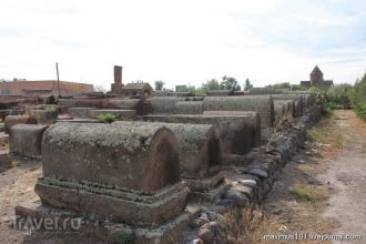 С южной стороны кладбище упирается в мон