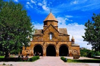 В арочном портике находится некрополь вы