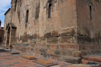 Церковь имеет ярко выраженное ступенчато