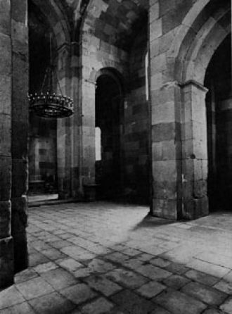 Внутреннее убранство храма Святой Гаянэ