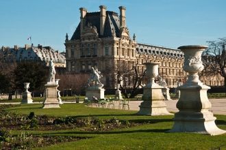Тюильрийский дворец (Tuileries) наряду с