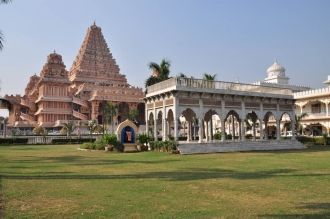 Комплекс храмов Chattarpur Mandir.