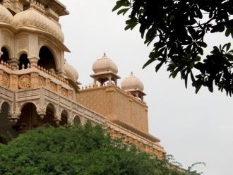 Все здания в Чаттарпуре построены совсем