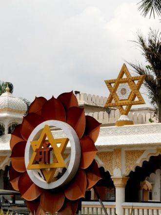 В отличие от традиционного индуизма, зде