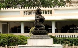 В одном из храмовых дворов статуя Богини