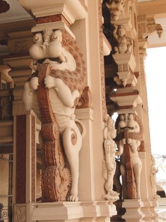 Храмовые колонны выполнены в древнем сти