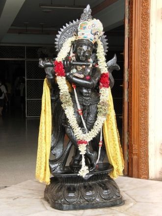 Перед храмом статуя Кришны, аватара Вишн