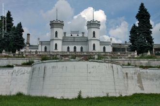 Вид на фасад замка Кенига.