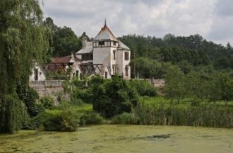 Домик садовника на территории дворца.