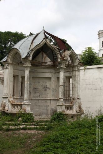 Беседка на территории замка.