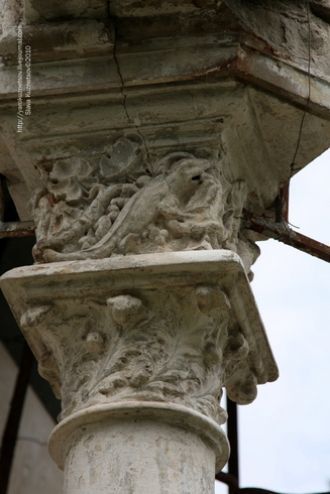 Остатки лепных украшений.