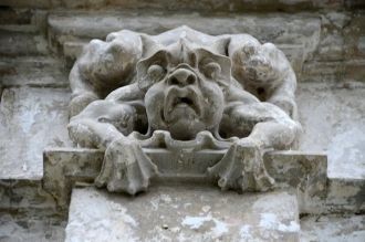 Чудесная химера на колонне беседки.