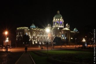 Парламент Сербии, освящение ночью.