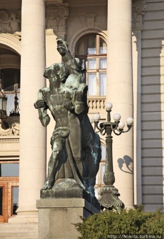 Здание парламента Сербии, статуи на пара