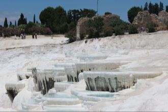 По склону холмов Памуккале идут траверти