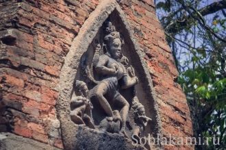 Над входом в башню изображены танцующие 