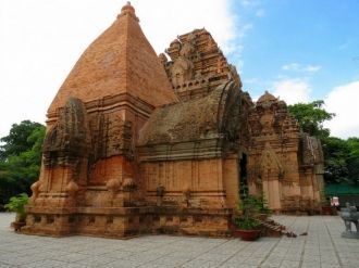 Сами же башни По Нагар были возведены в 