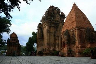 Оставшиеся колоны мандапы и по ныне можн