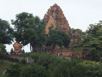 Башня Понагар имеет 4 этажа. На каждом э