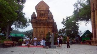 В 918 году Индраварман lll установил в С