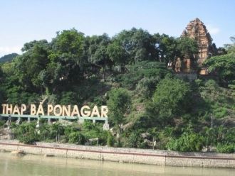 Вход на территорию комплекса обращен на 