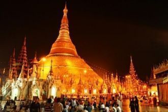 Пагода Шведагон гордо возвышается над ок