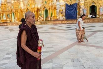 Пагода Шведагон. Монах-паломник, один то