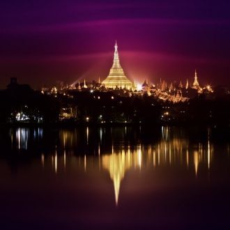 Пагода Шведагон в ночном освещении.