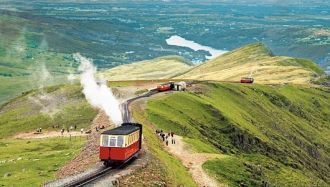 Красный железнодорожный вагончик отважно