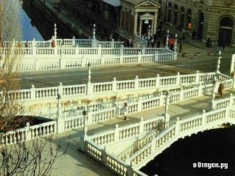 Согласно проекту Й. Плечника старый мост