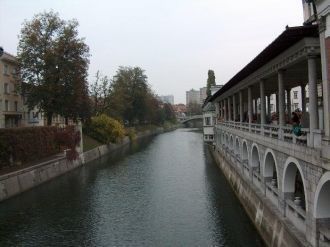 Главный мост частично построены из извес