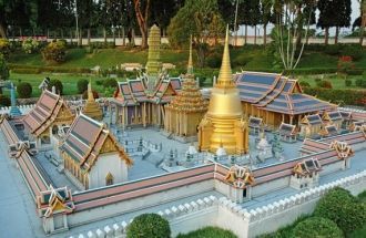 Большой Королевский дворец, Монумент Сво