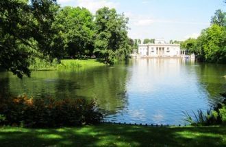 Парк примыкает к великолепному дворцовом