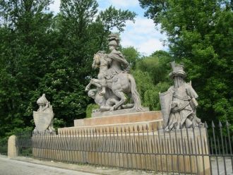 Рядом с одним из входов расположена конн