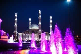 В разные периоды времени в её строительс