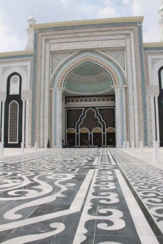 Вход в мечеть очень красивый.