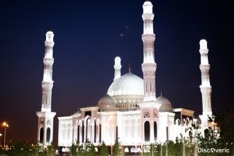 Есть также восемь куполов меньшего разме