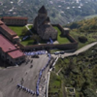 Расположен на левом берегу реки Хачен, б