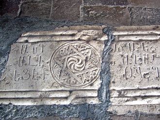 Надгробная плита сделана из белого мрамо