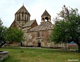 Здание имеет украшения в качестве барель