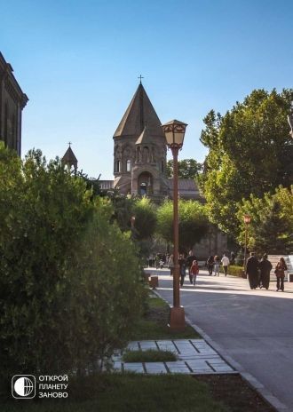 В ХV веке к западной части церкви был пр