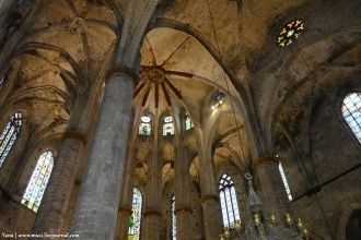 Новый витраж в стиле пламенеющей готики 