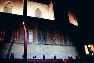 У южной стены церкви находится, вымощенн