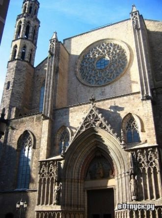 Входные двери украшены рельефными изобра