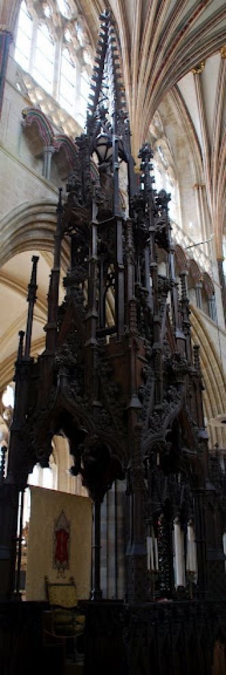 красивый престол епископа работы 15 века
