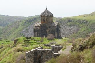 Комплекс состоит из замка VII века и цер