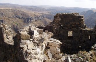 Вытянутое поперёк мыса здание замка с вн