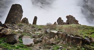 В настоящее время руины крепости и храм 